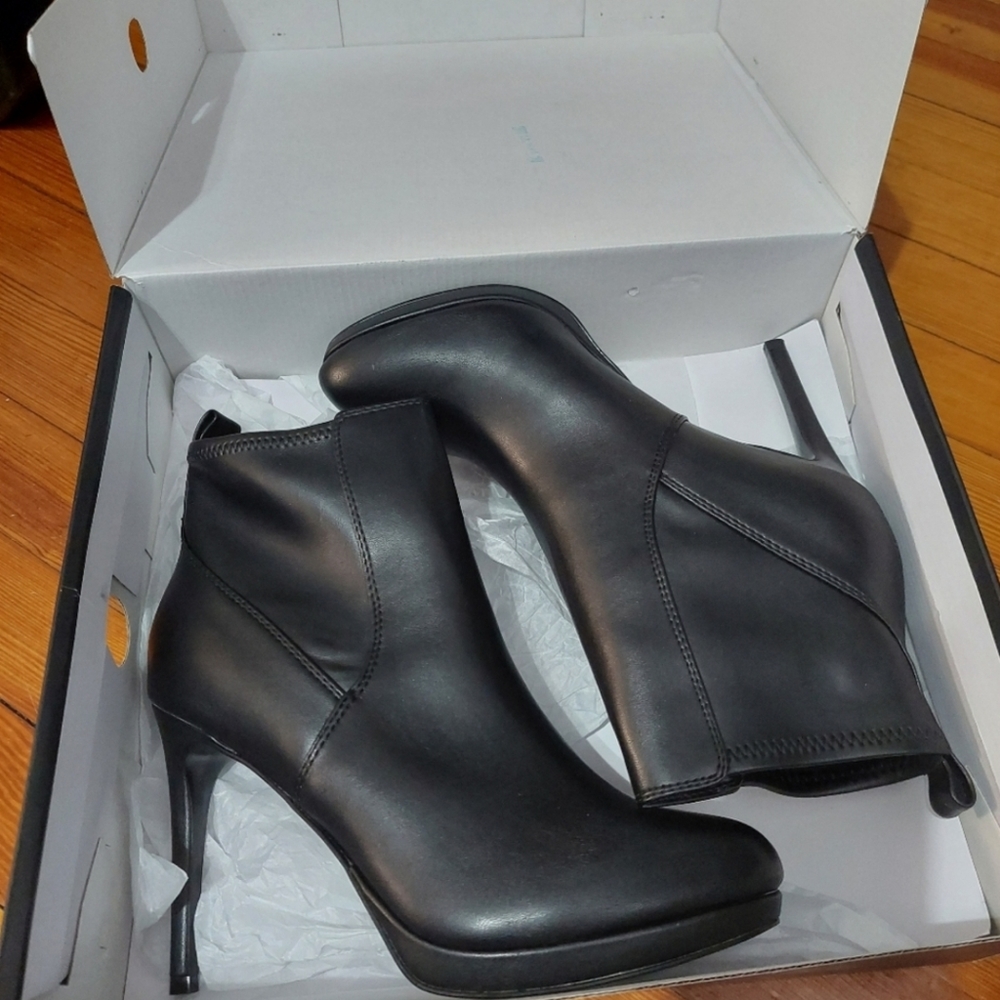NIB Nine West Black boots 9.5